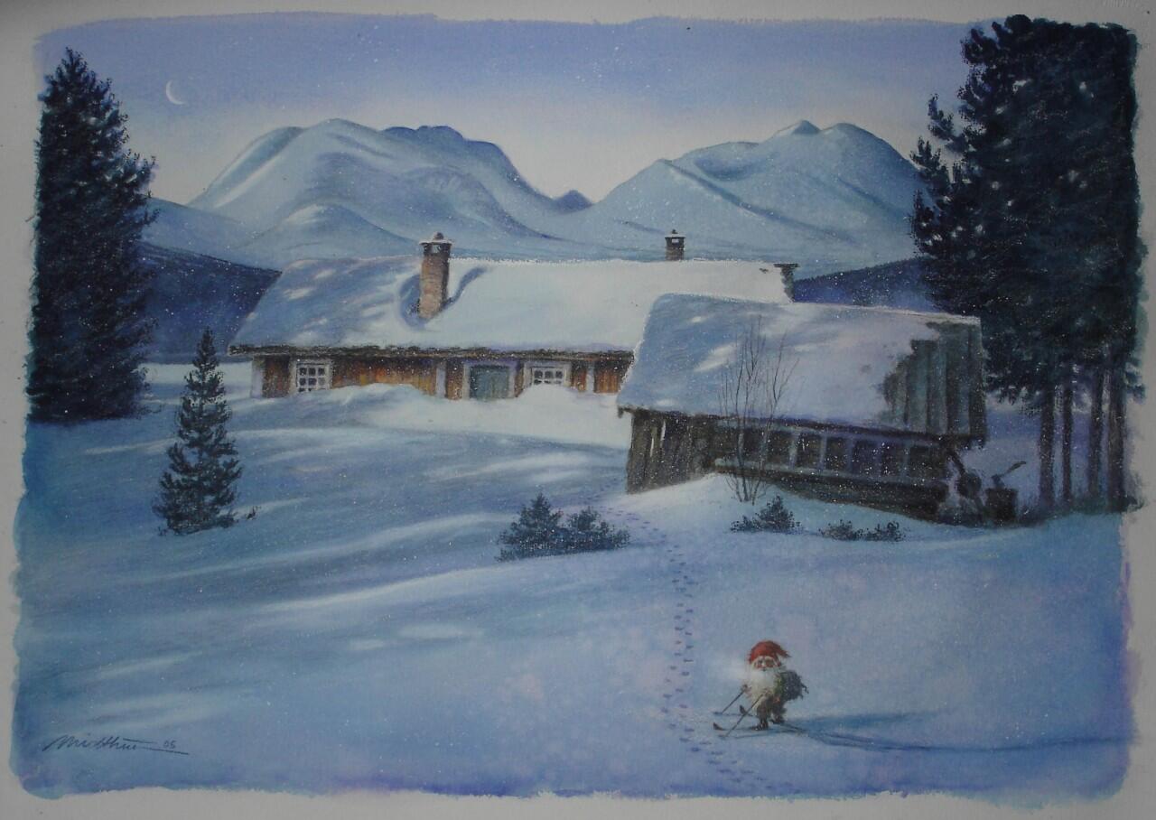 Illustrasjon av en liten nisse som beveger seg over et snødekt gårdstun mot gårdsbygninger i vinterlandskap.