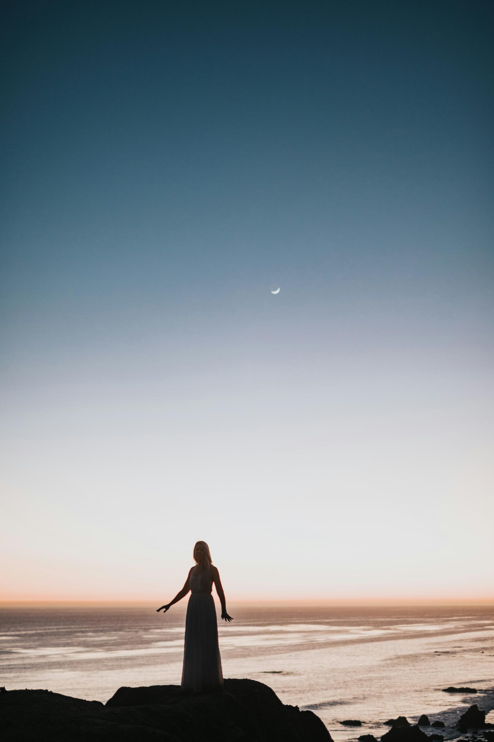 Silhuett av kvinne i landskap som symboliserer huldra som mystisk naturvesen i norsk folketro.