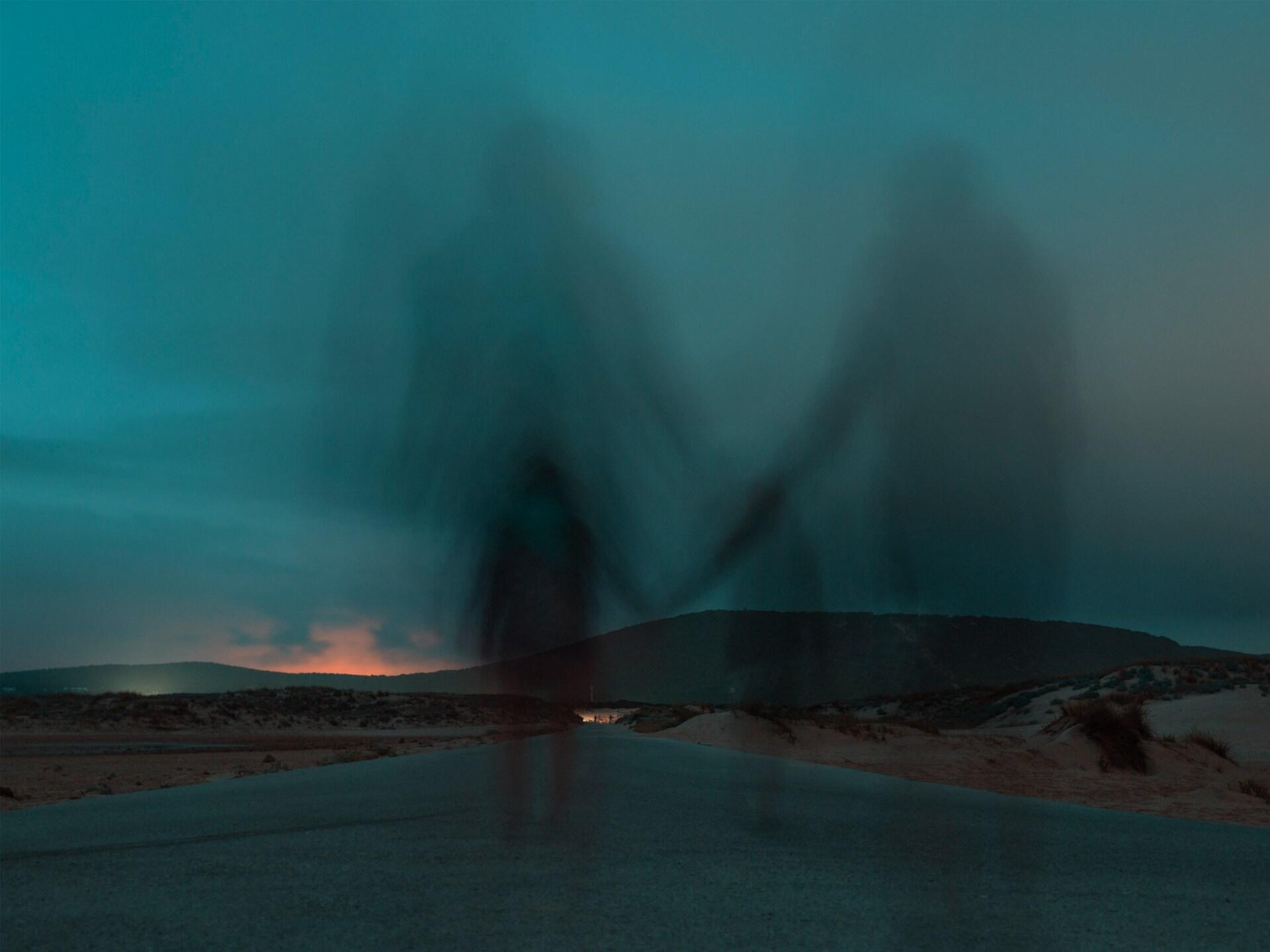 Uklare skygger på en øde vei, brukt som illustrasjon av gastar i norsk folketro.