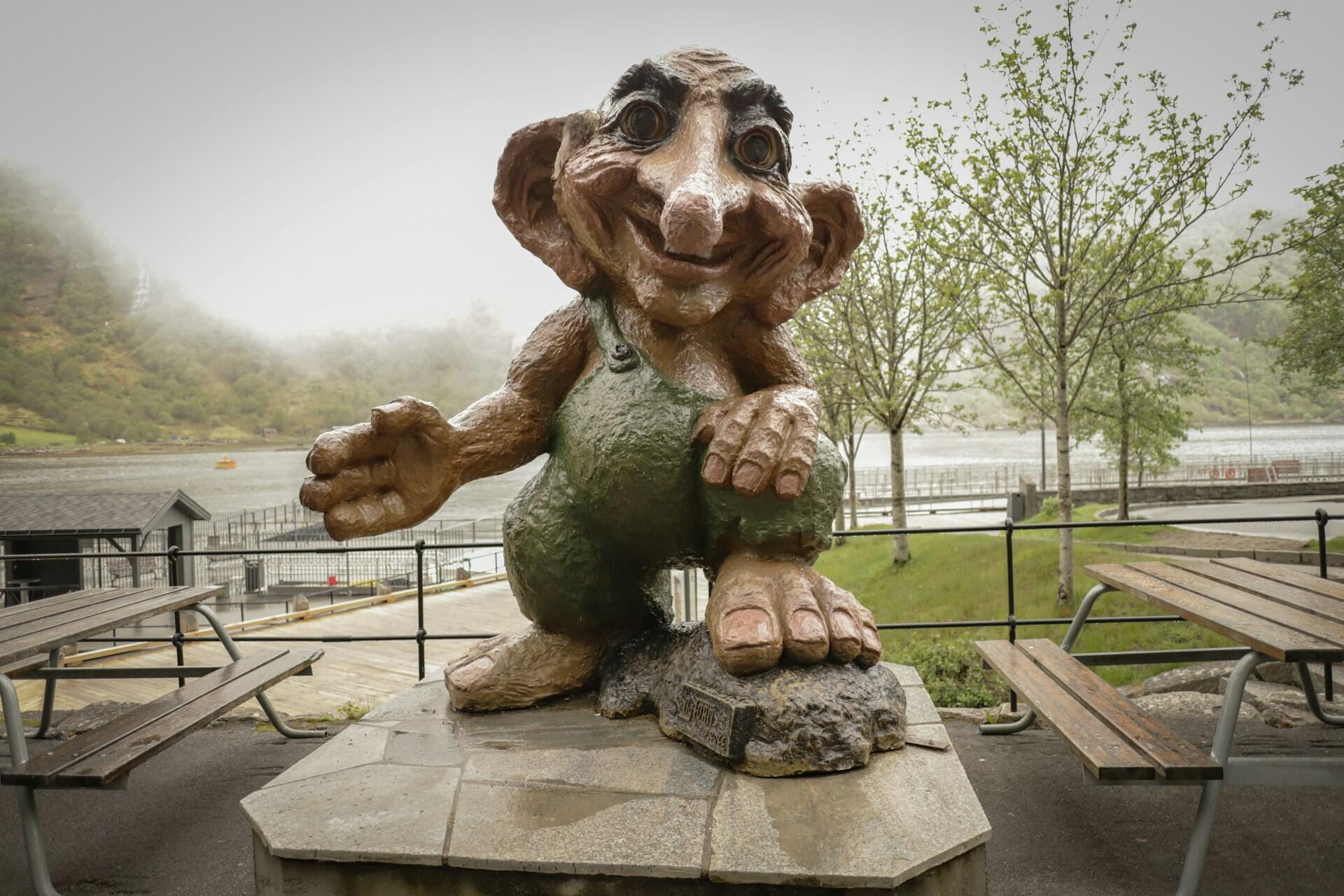 Trollskulptur ved vann som illustrerer moderne tolkninger av troll fra norsk folketro.