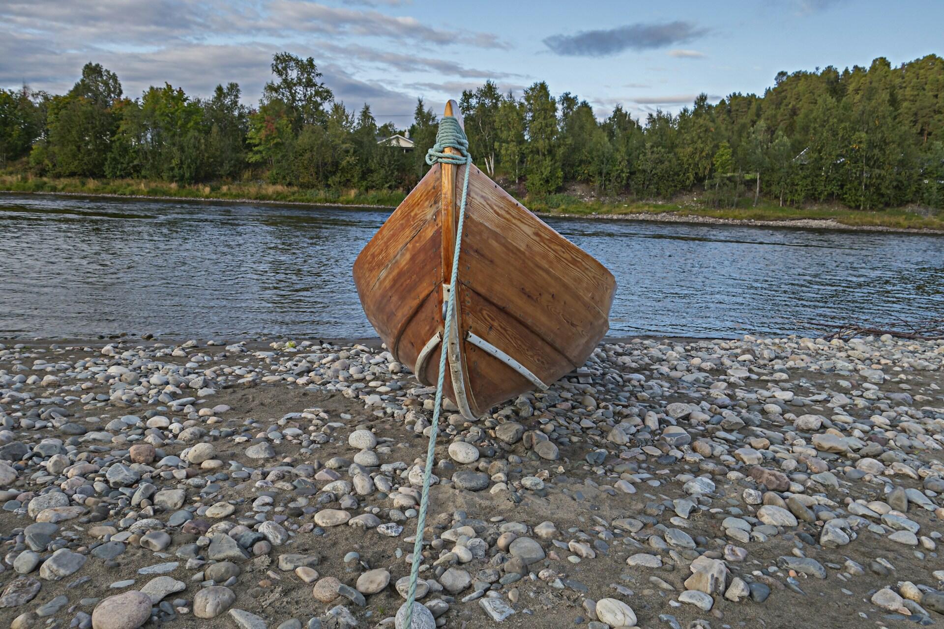 Altaelva i Finnmark med båt langs elvebredden