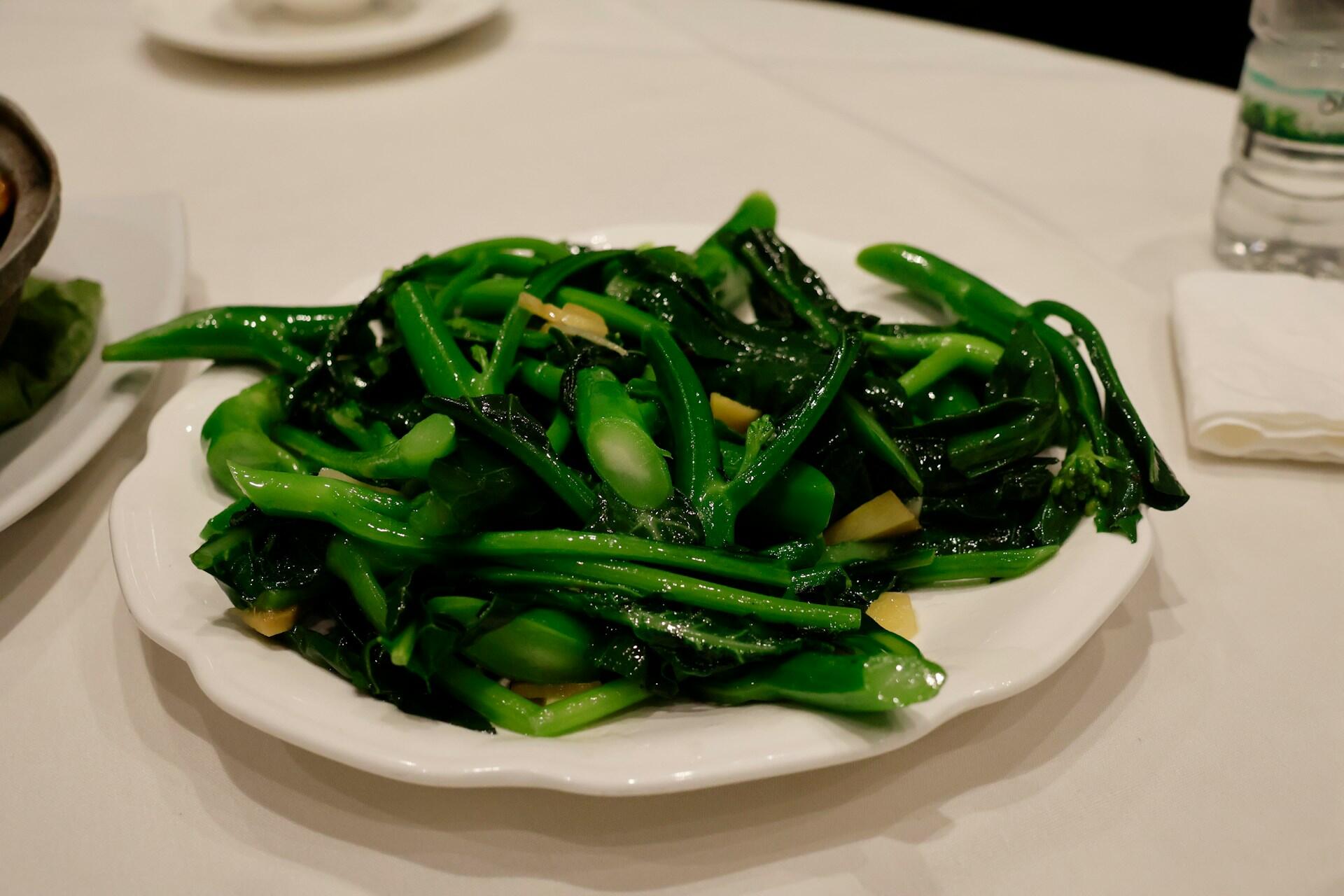 tallerken med kokte grønne grønnsaker