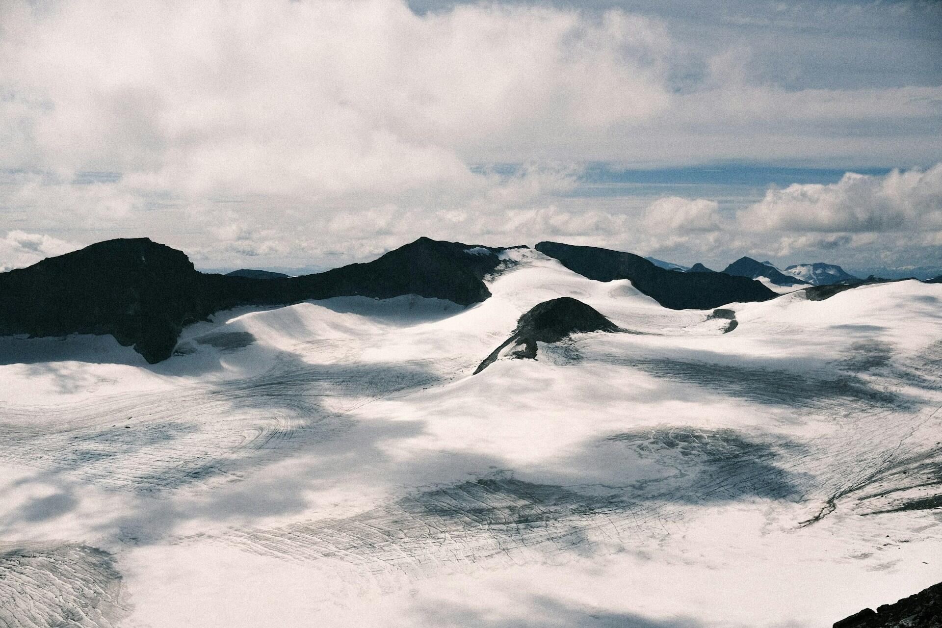 Isbre og fjellrygger ved Galdhøpiggen i Jotunheimen