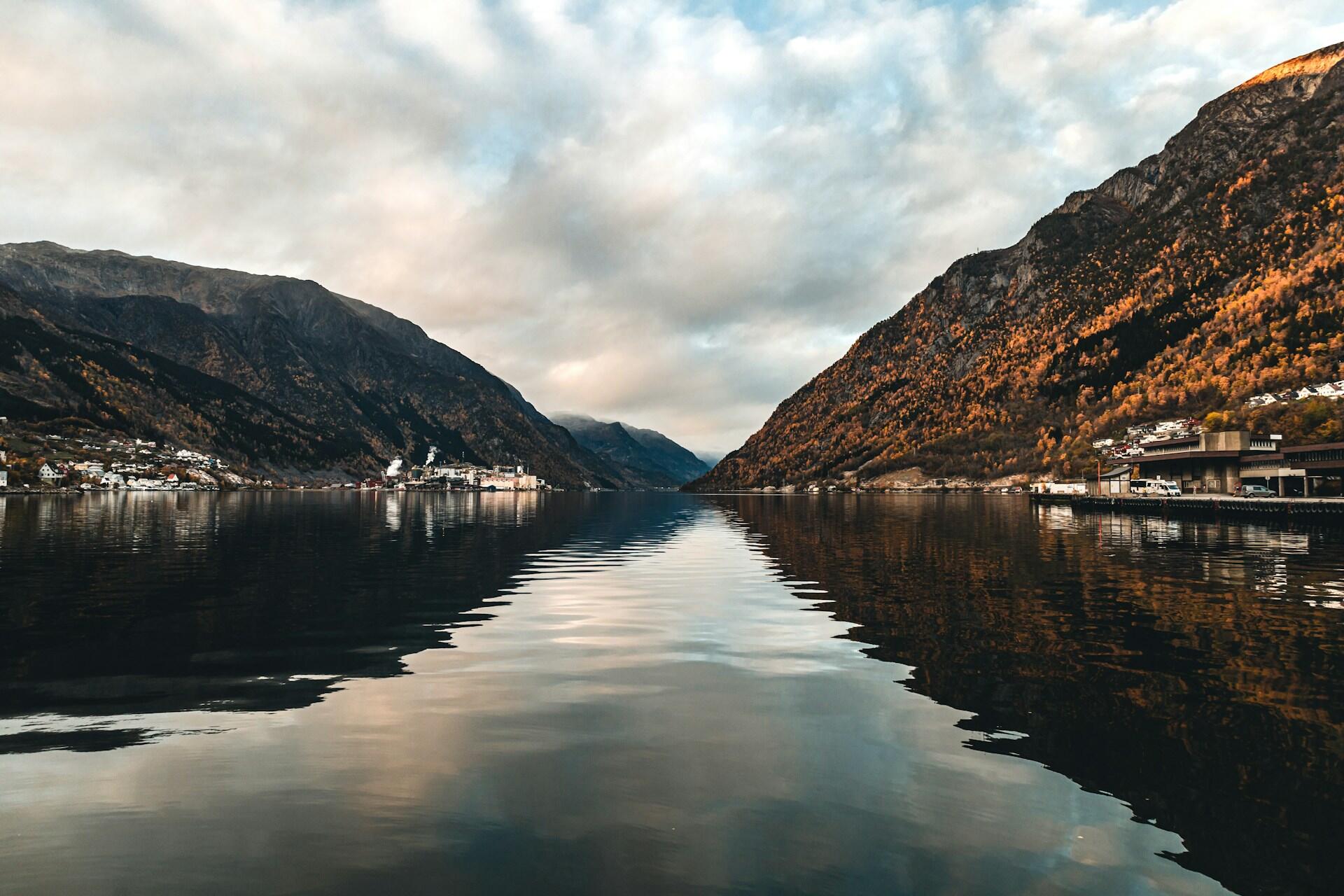 Sørfjorden omgitt av bratte fjellsider ved Odda i Vestland