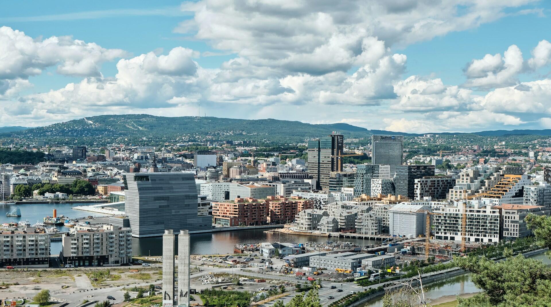 Oslo med moderne byutvikling, kollektivtransport og offentlige bygg som viser fylkeskommunens tjenestetilbud