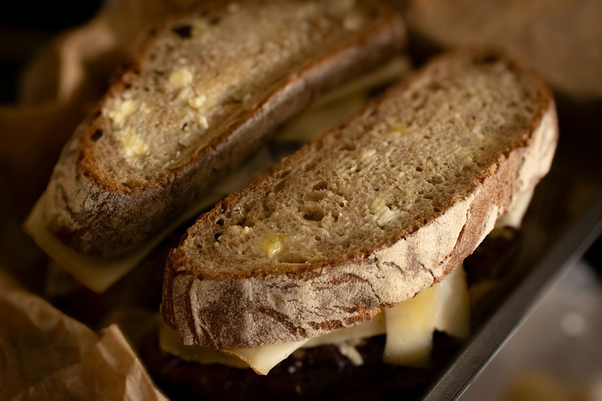Sunn sandwich med grovt brød og fyll som passer til lunsj