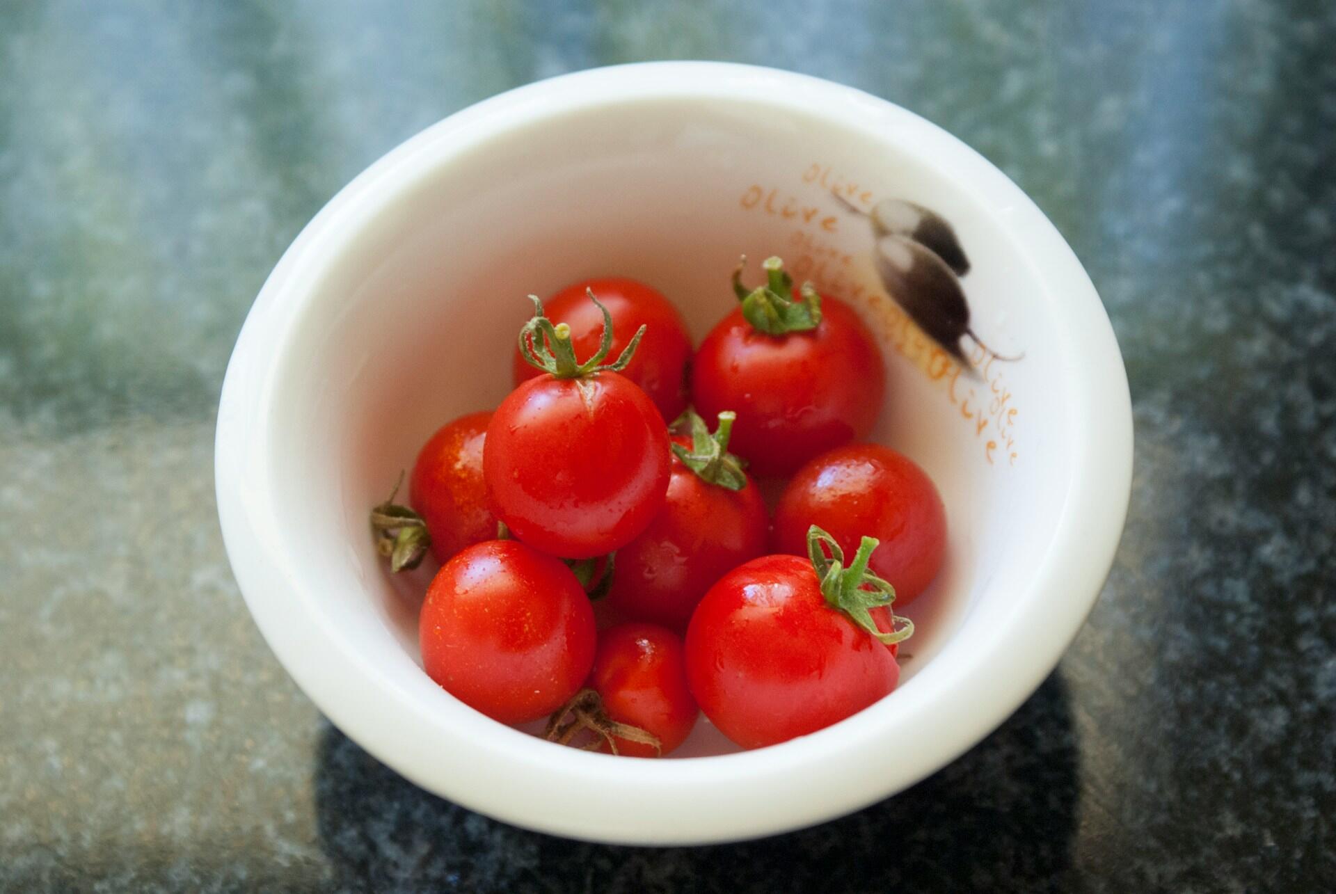 Små tomater i en bolle som eksempel på enkel og sunn mat.