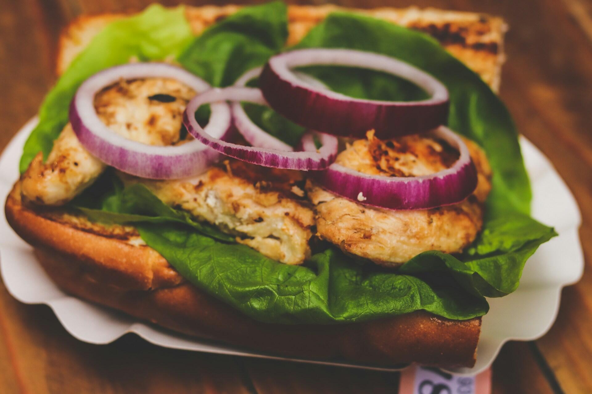 Grovt brød med kylling, salat og grønnsaker som balansert måltid for sunn vektnedgang