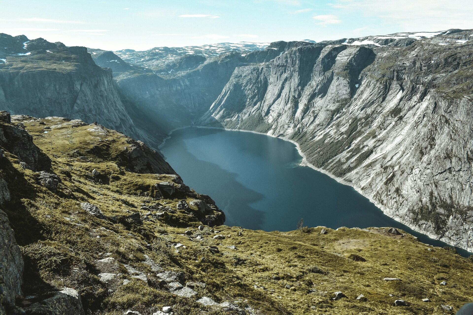 Fjellinnsjø og bratte fjellvegger ved Trolltunga i Røldal, Vestland