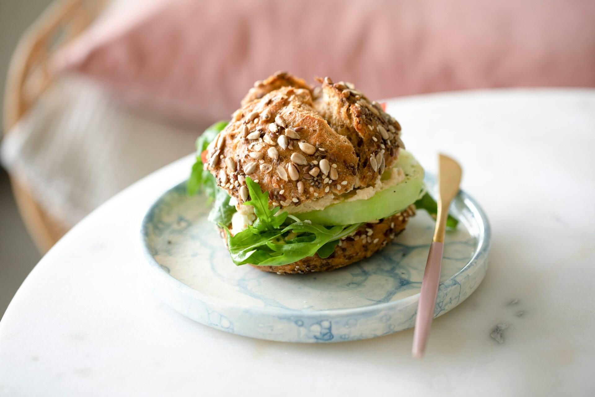 Vegetarburger med salat som eksempel på sunne og gode oppskrifter uten kjøtt