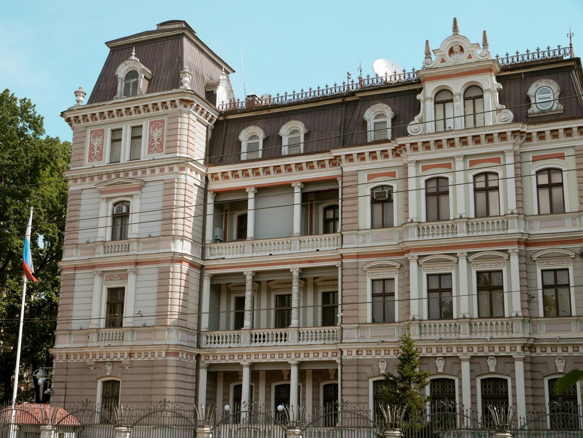 Fasaden på en ambassadebygning med flaggstang utenfor