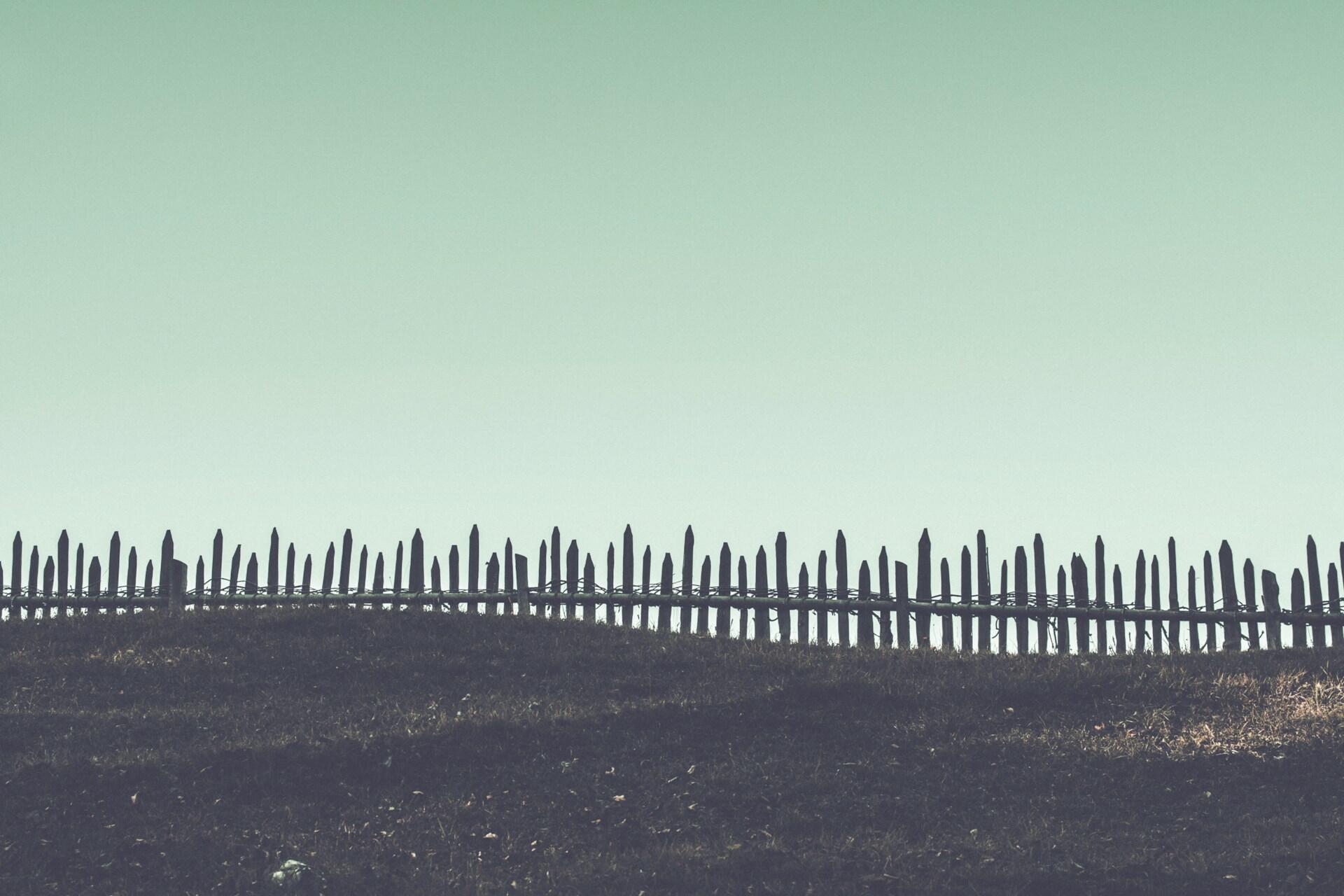 Gjerde mot åpen himmel – symbol på grenser og behovet for internasjonale ikke-statlige organisasjoner