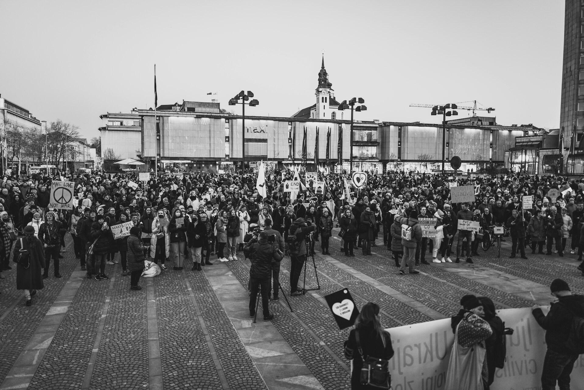 Demonstrasjon til støtte for Ukraina – internasjonale ikke-statlige organisasjoner kjemper for menneskerettigheter