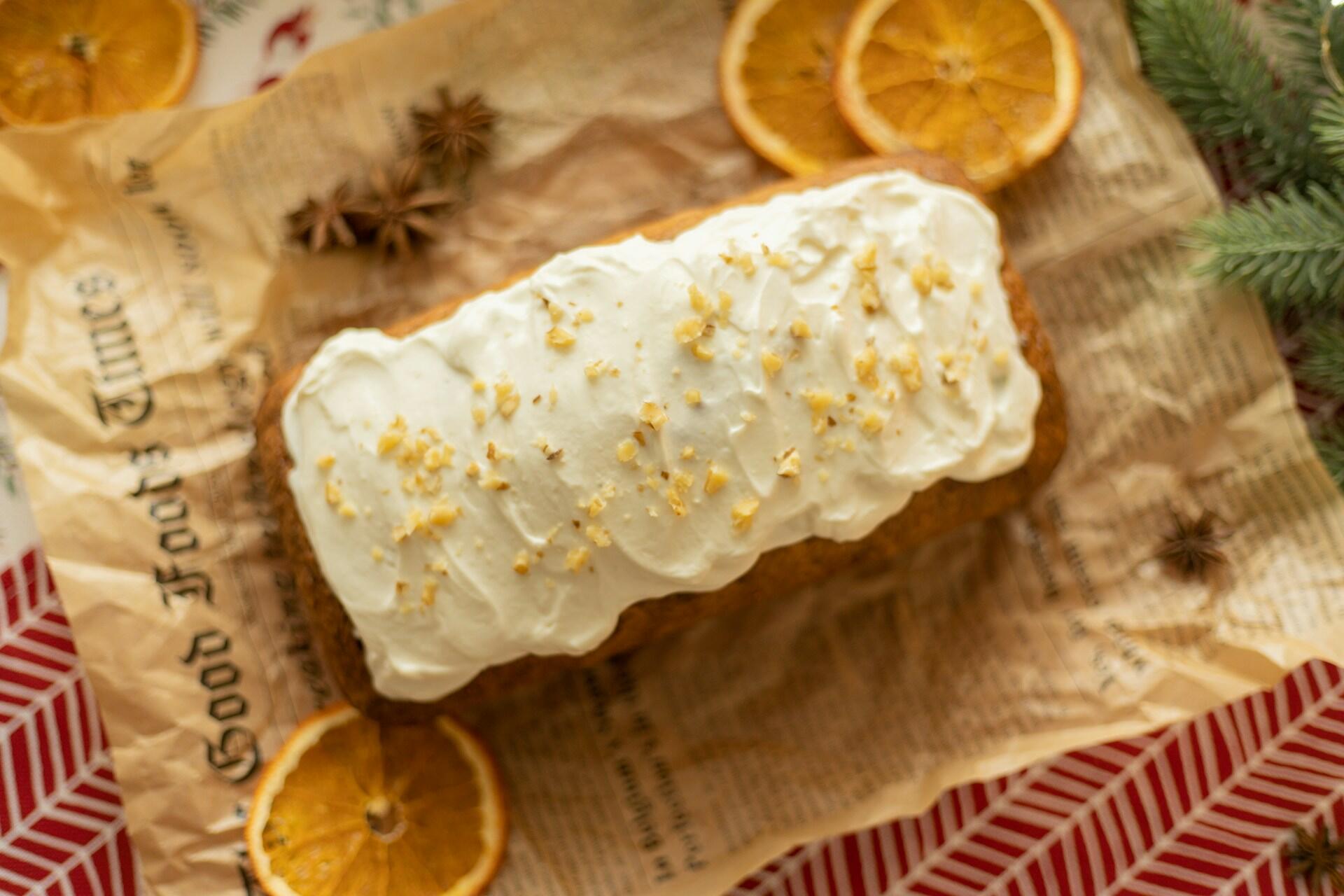 Appelsinkake med glasur ligger på papir