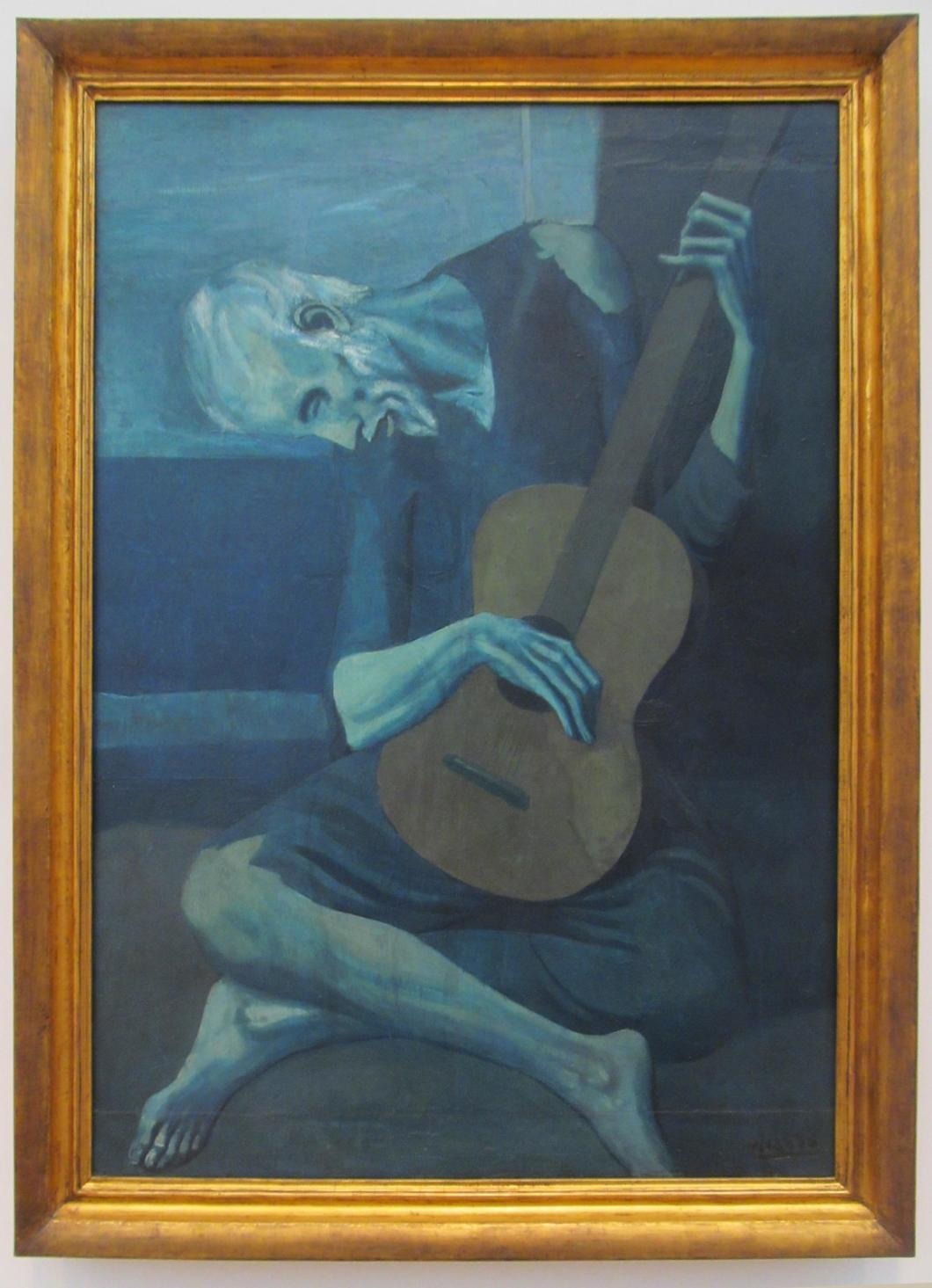 Picasso maleri av mager gammel mann som spiller gitar, alt i blåtoner fra blåperioden
