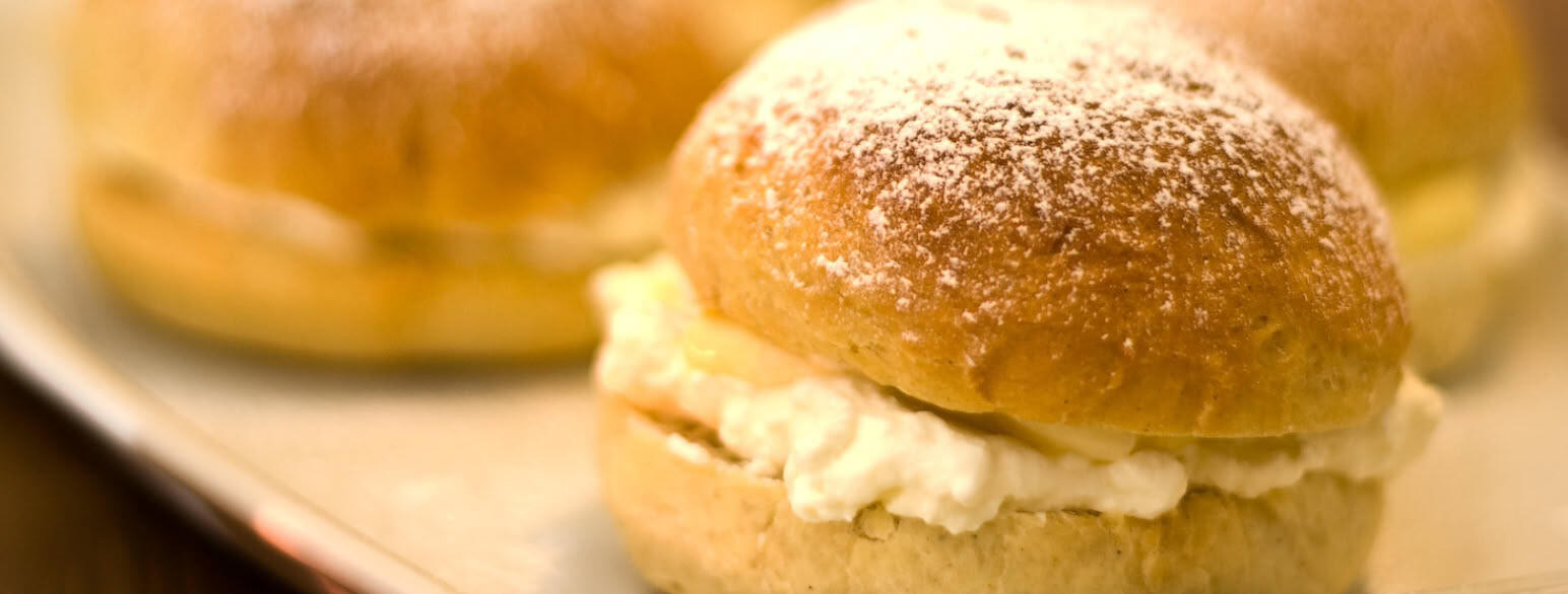 Fastelavnsboller med melis og krem