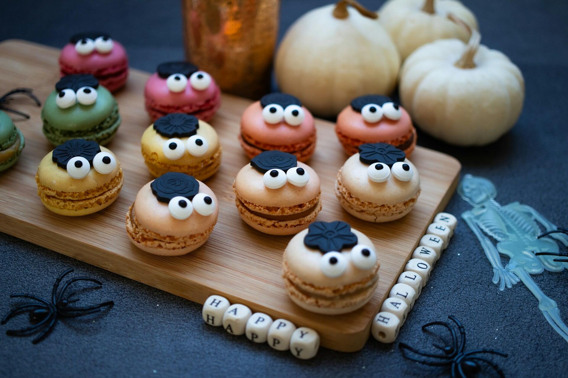 Makroner med øyne og halloweenpynt