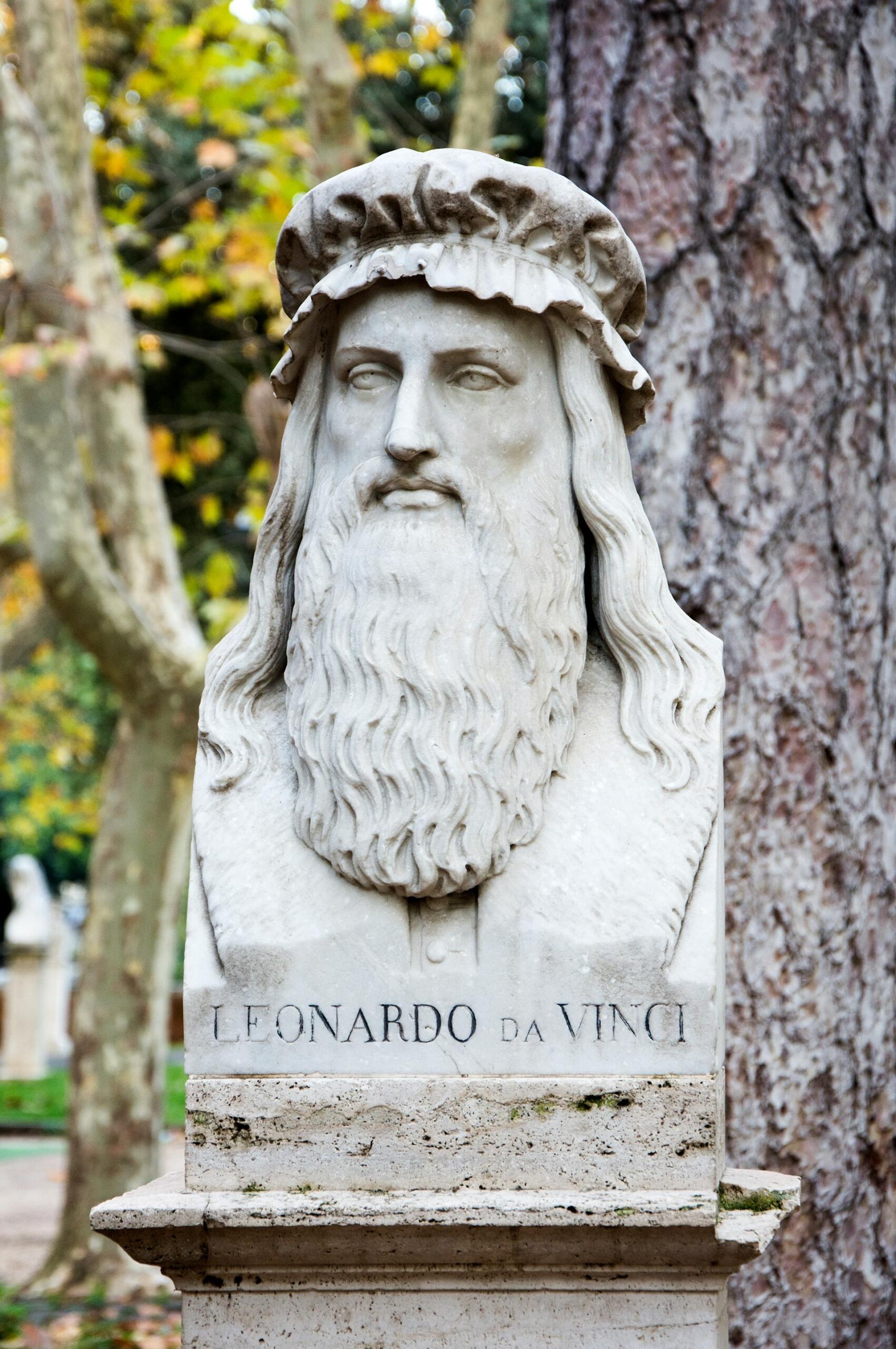 Statue med portrett av maleren Leonardo da Vinci