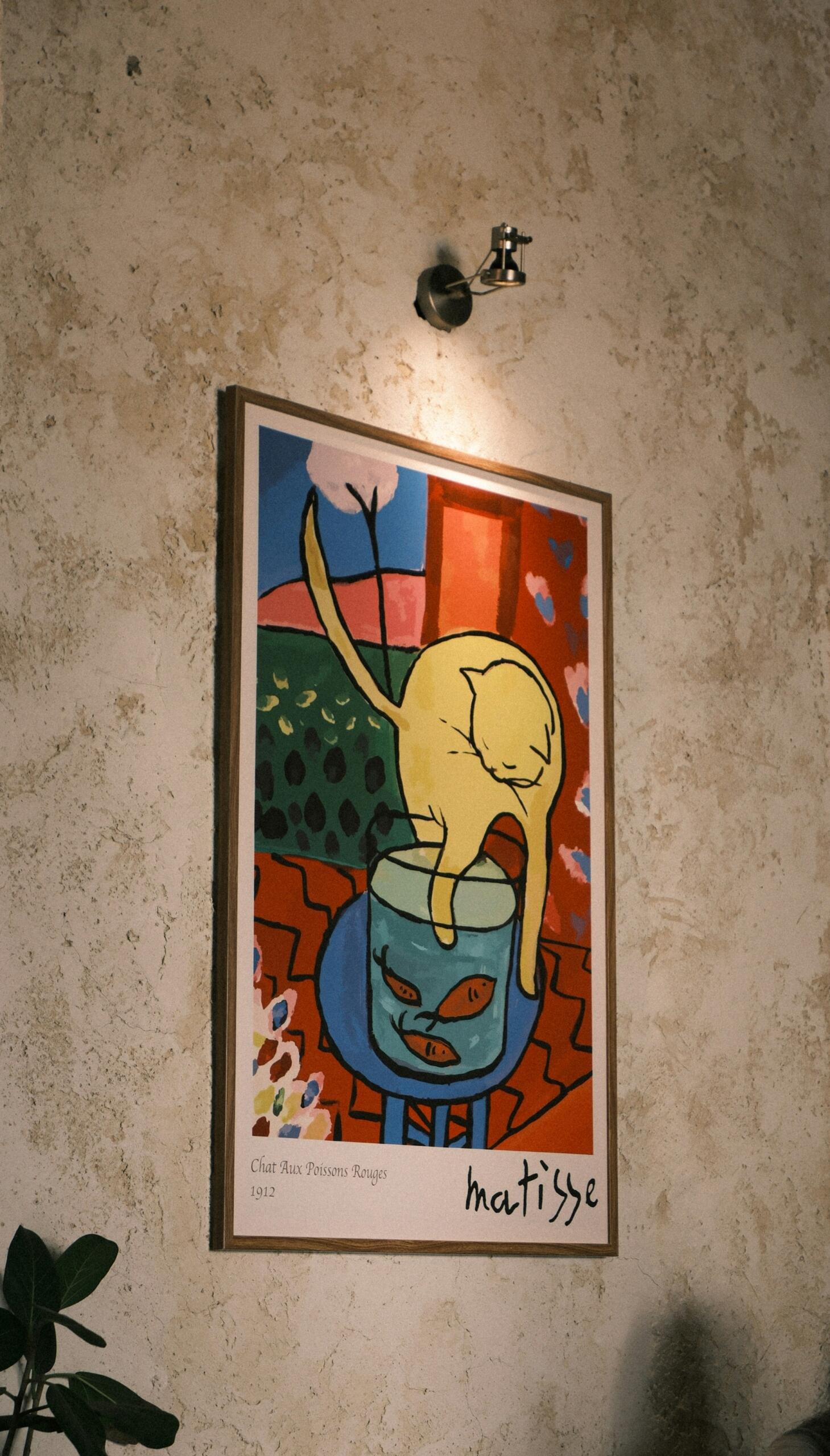 Bilde av en plakat som viser en katt som forsøker å fange fisk, fra en gullfiskbolle.