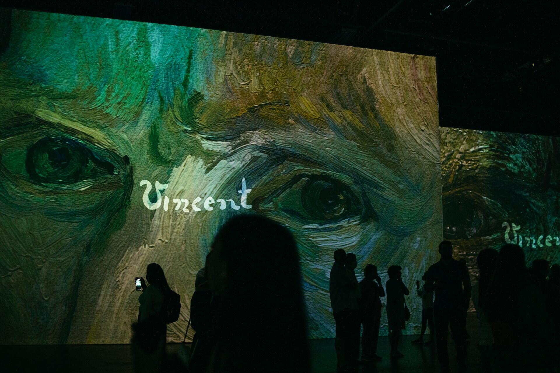 Immersiv van Gogh-utstilling med publikum i silhuett foran projektert øye og teksten «Vincent»