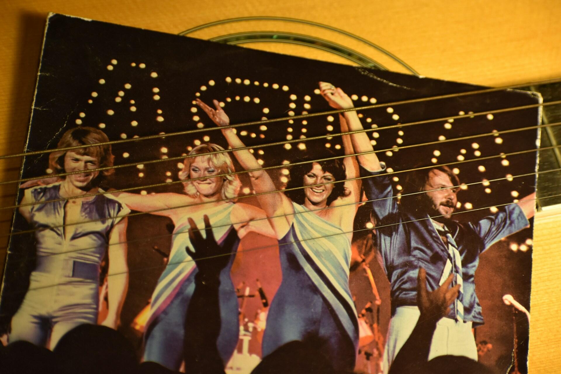 Bilde av ABBA bak gitarstrenger