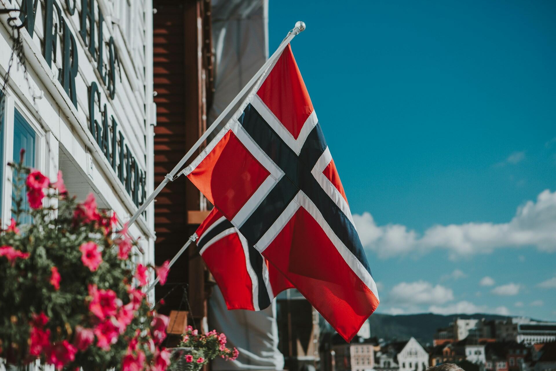 norske flagg henger utenfor butikker