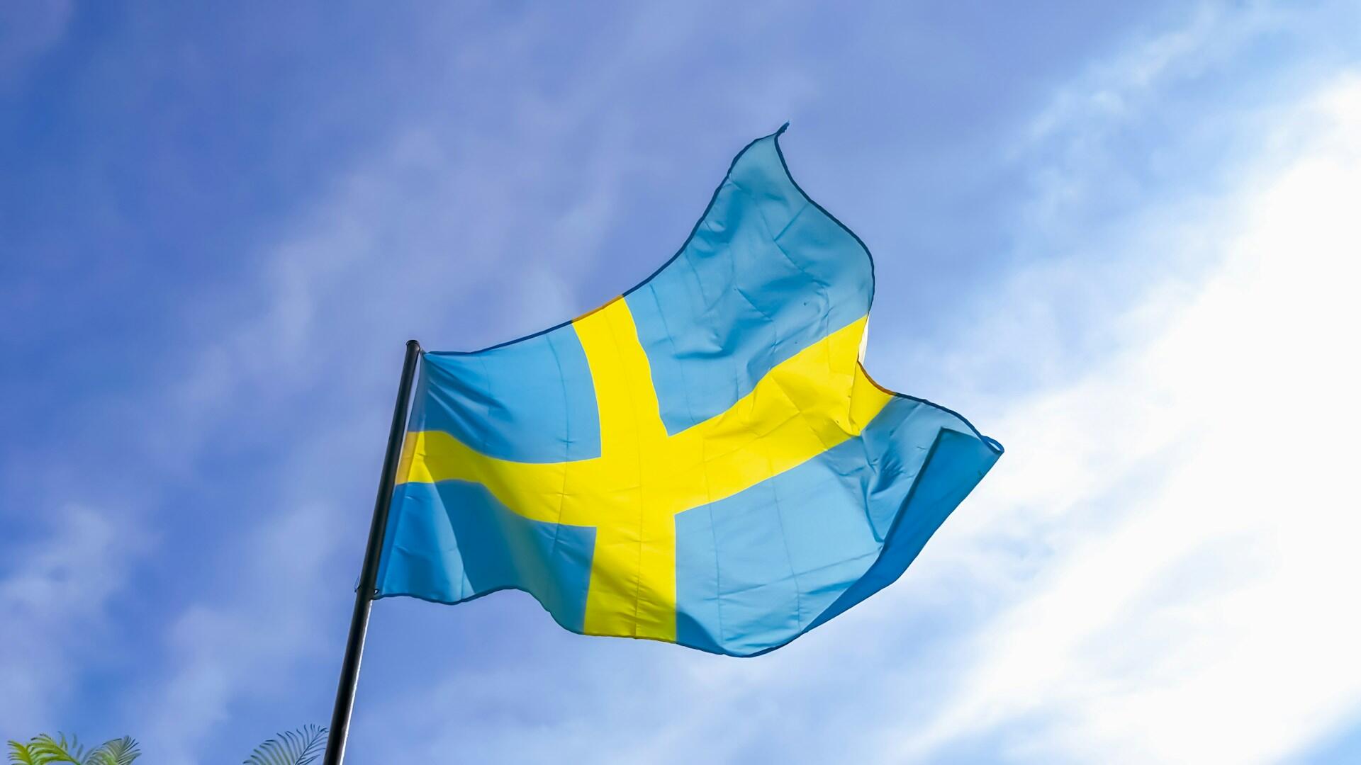 det svenske flagget blåser i vinden
