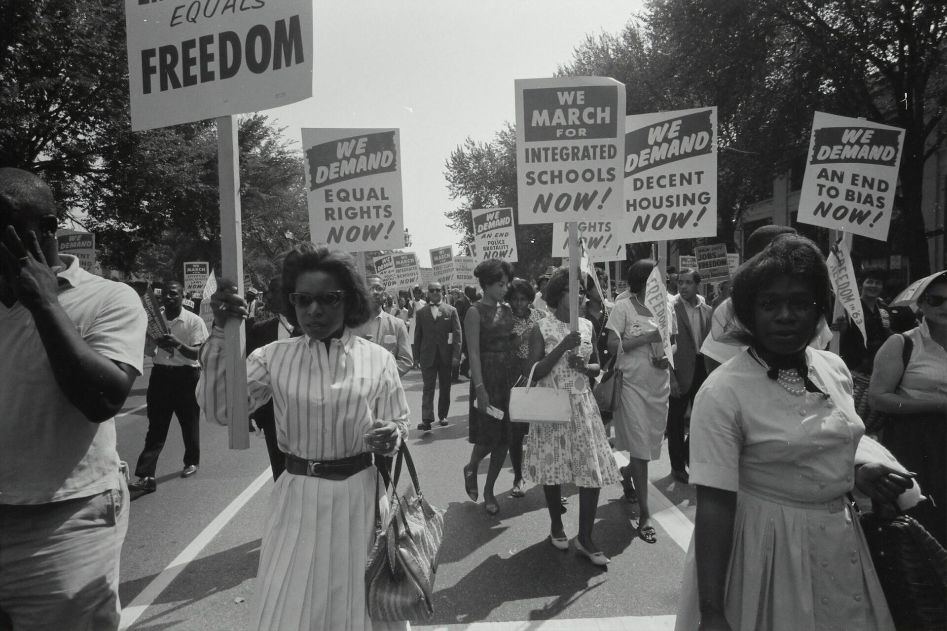 Demonstranter marsjerer med plakater som krever like rettigheter, integrerte skoler og slutt på diskriminering, Washington D.C., 196