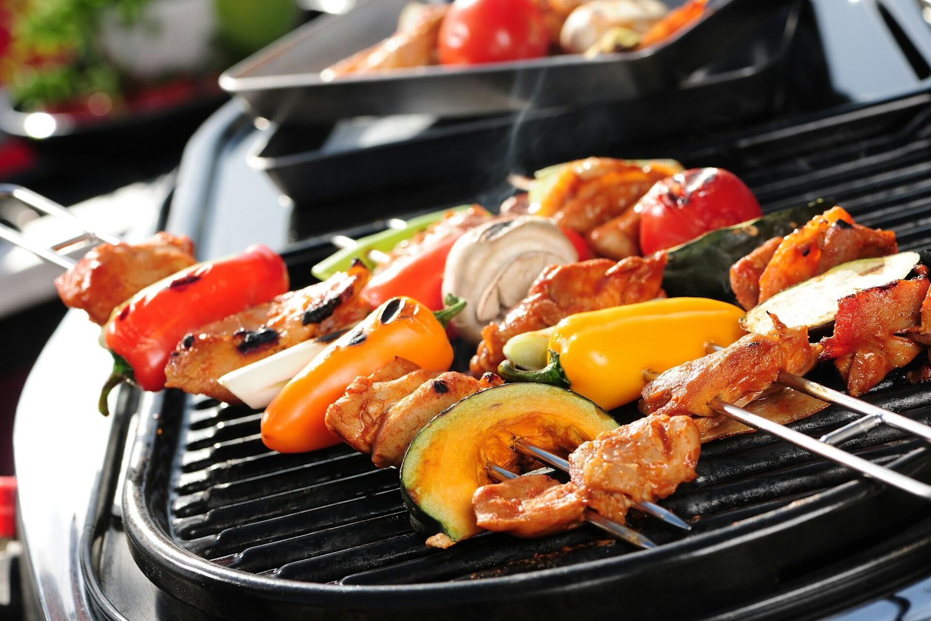 Best i test grill med grillspyd av kylling og grønnsaker på varm grill