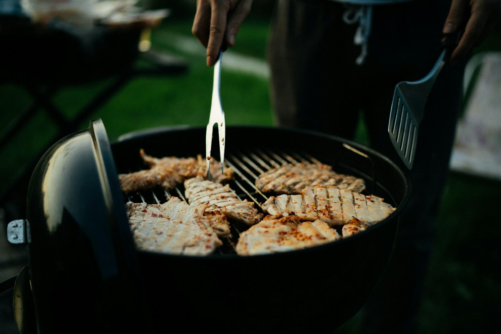 Beste kullgrill i bruk med kjøtt på rist og klassiske grillstriper