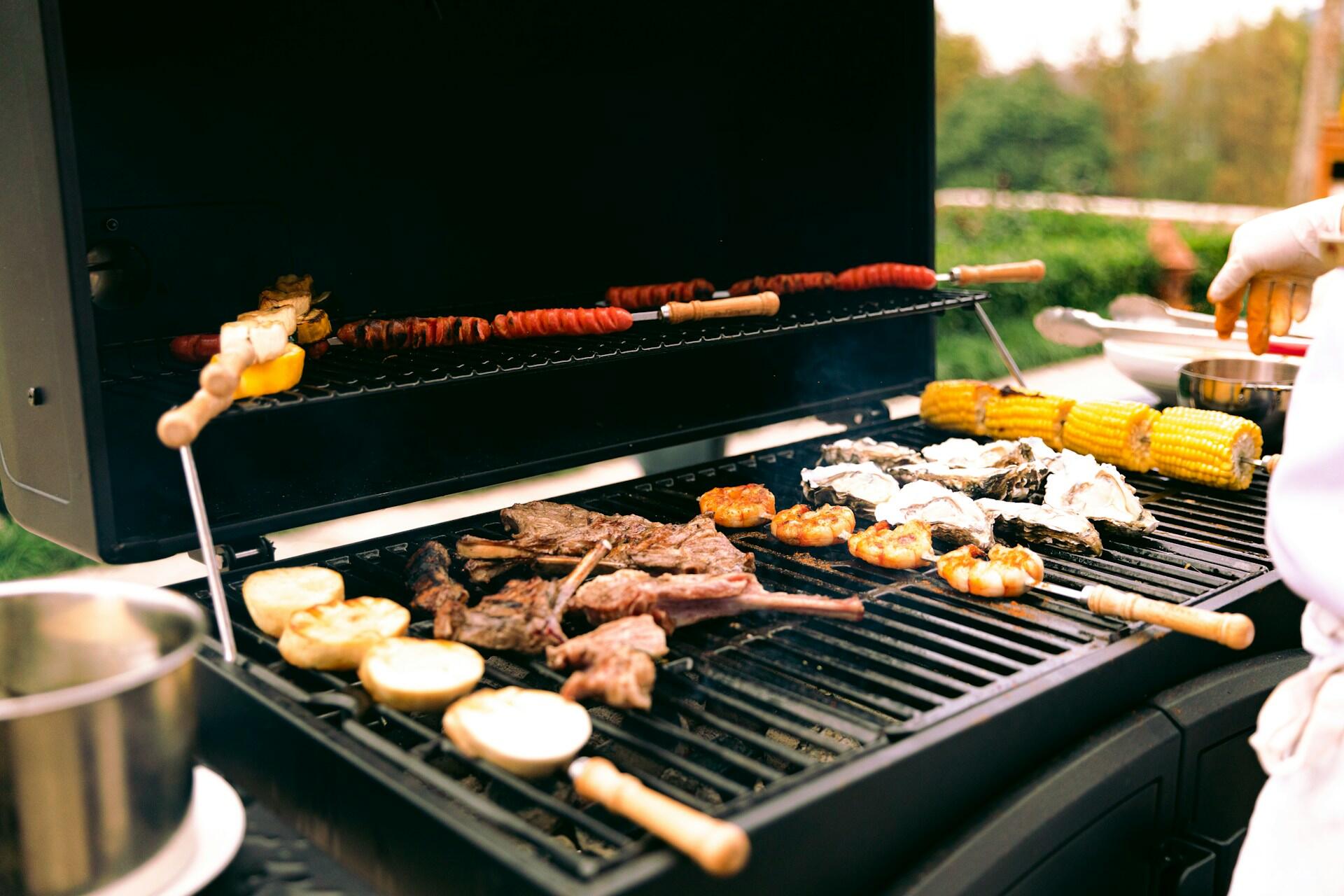 Gassgrill med kjøtt, mais og sjømat – eksempel på hvilken grill du skal velge til større måltider