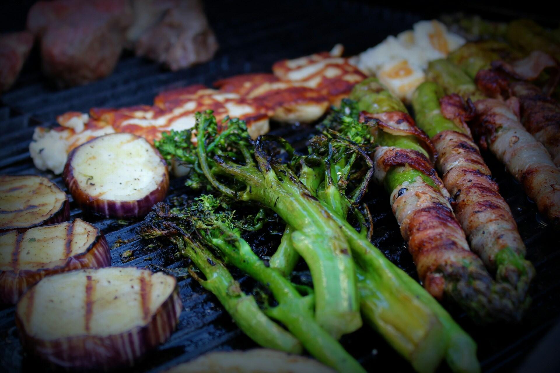Grillede grønnsaker, halloumi, asparges og pølser på varm grill