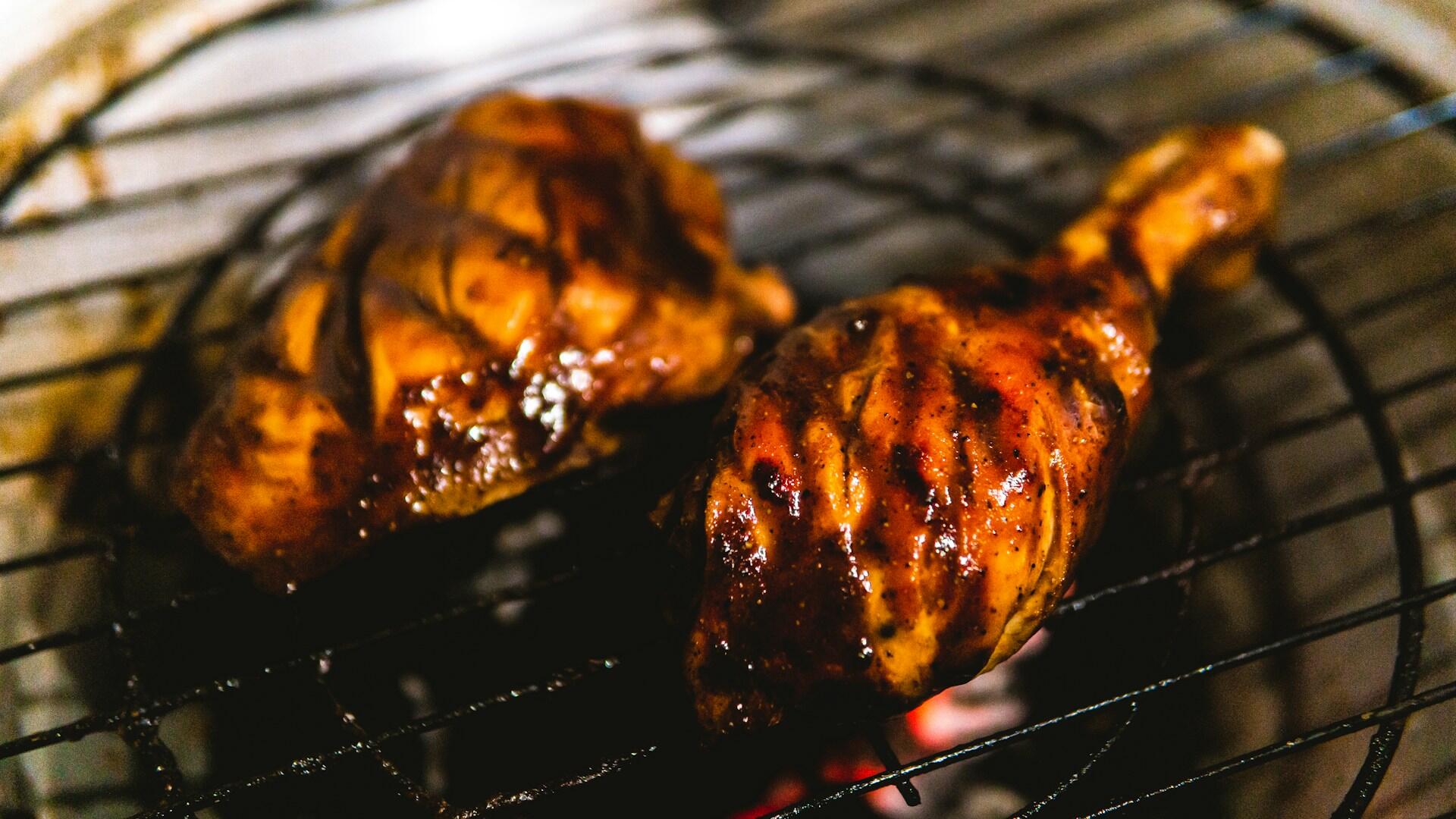 Marinert kylling på grill med blank grillsaus og tydelige grillmerker