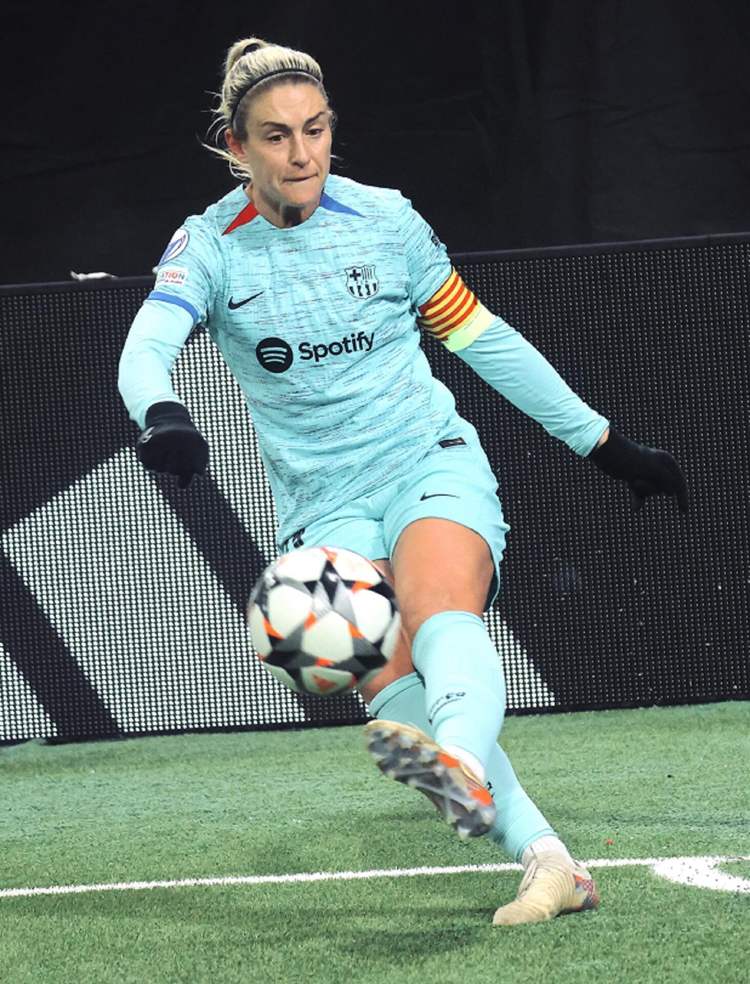 Alexia Putellas spiller fotball i FC Barcelonas lyseblå drakt.