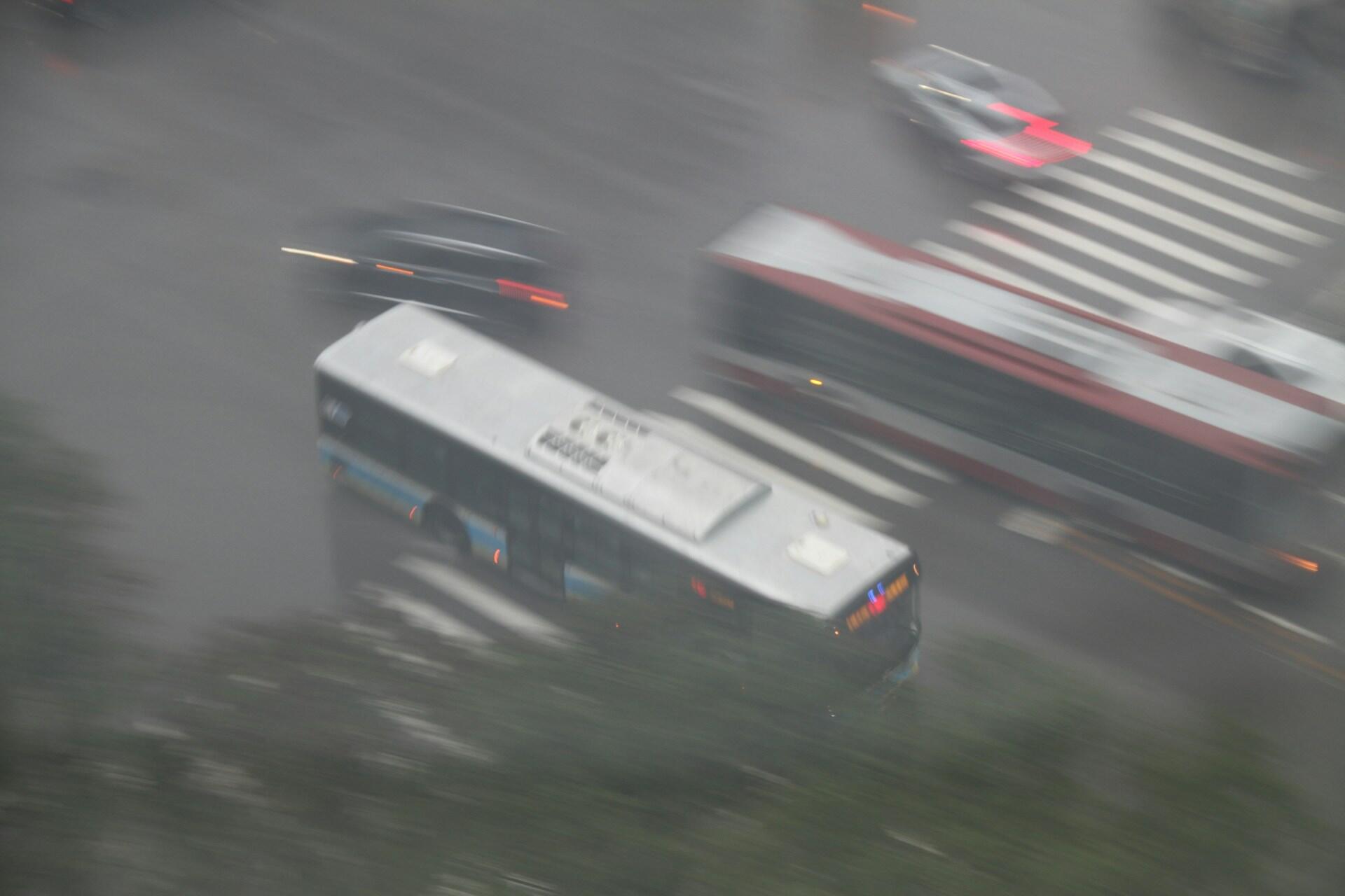 Buss i høy fart som illustrerer bussulykken i den spanske serien «Alma»