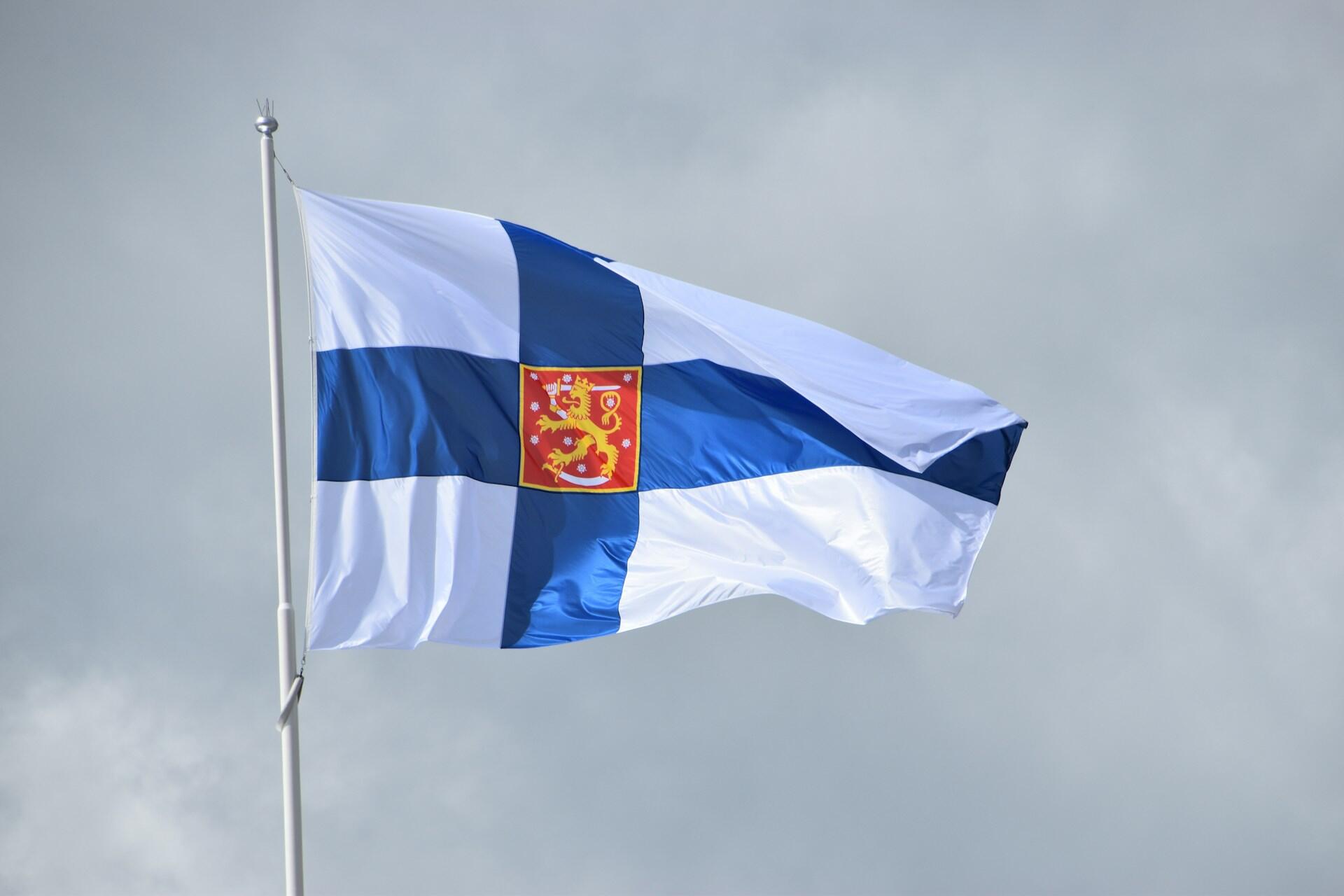 Finlands flagg vaier mot en overskyet himmel