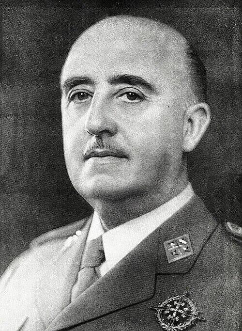 Svart-hvitt-portrett av den spanske diktatoren Francisco Franco i militæruniform.