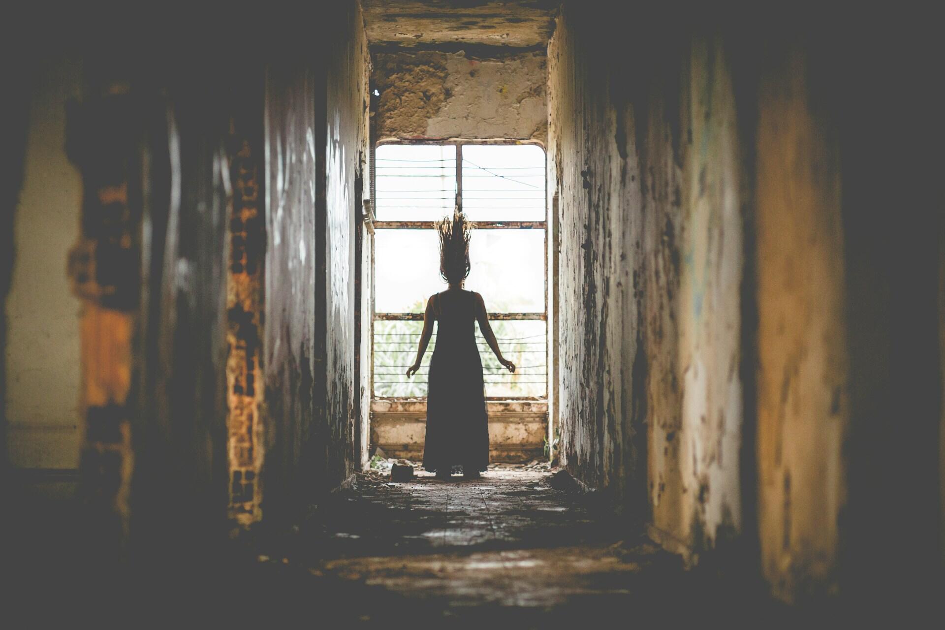 Skummel skikkelse i enden av gangen skal forestille å være fra en Halloween film
