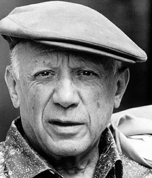 Svart-hvitt-portrett av den spanske kunstneren Pablo Picasso med skyggelue.