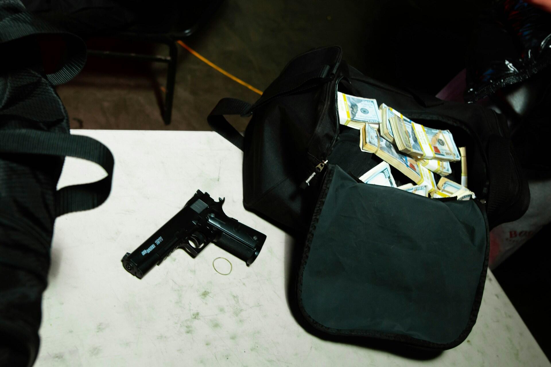 Pistol og bag med penger illustrerer et ran i spansk serie Netflix-favoritten «Papirhuset»