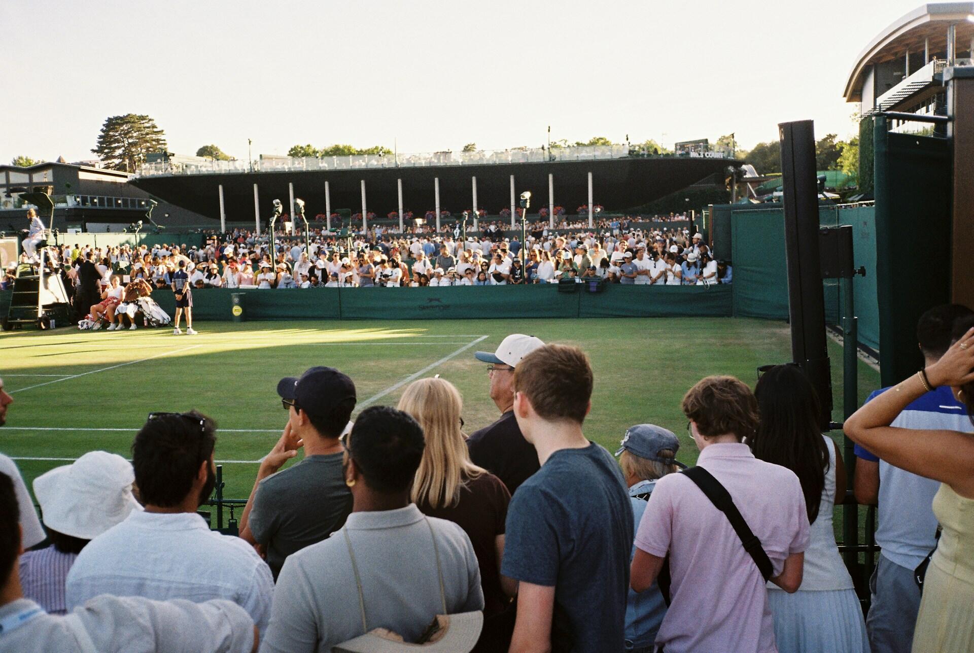 Publikum ved en gressbane under en tennisturnering i Wimbledon.