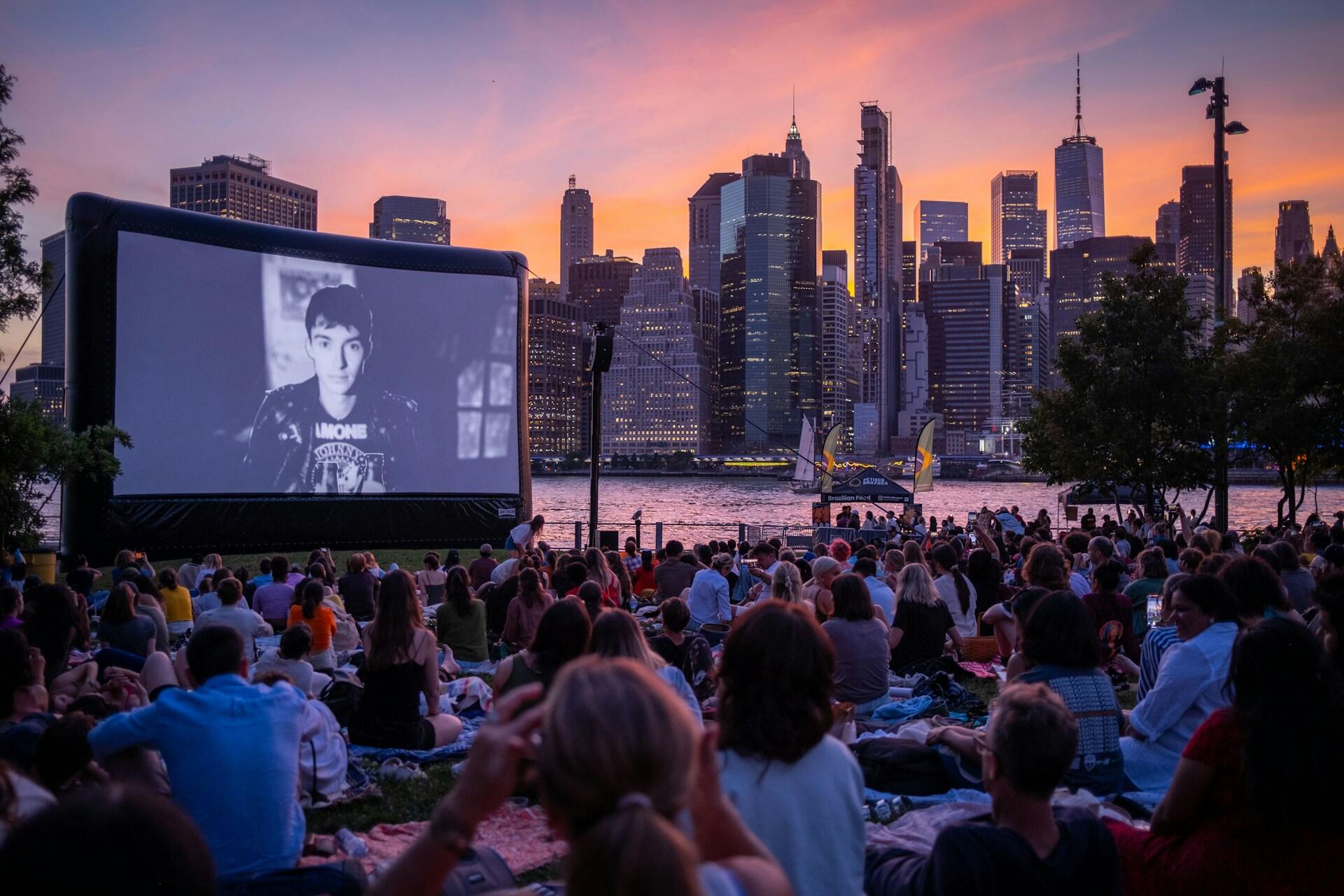Sommerfilm på storskjerm med by i bakgrunnen