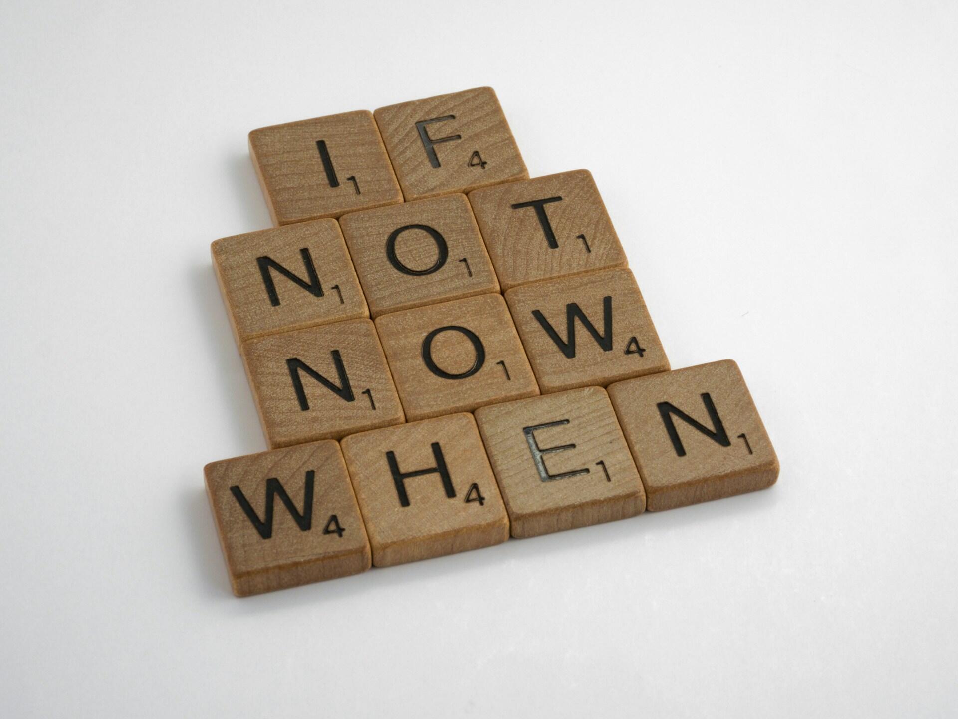 Trebokstaver som staver spørsmålet «if not now when», knyttet til verb i presens engelsk