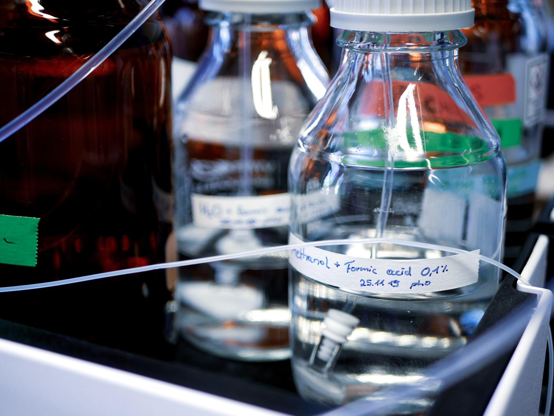 Laboratoriebeholdere med væske og slanger brukt i et biokjemisk forsøk.