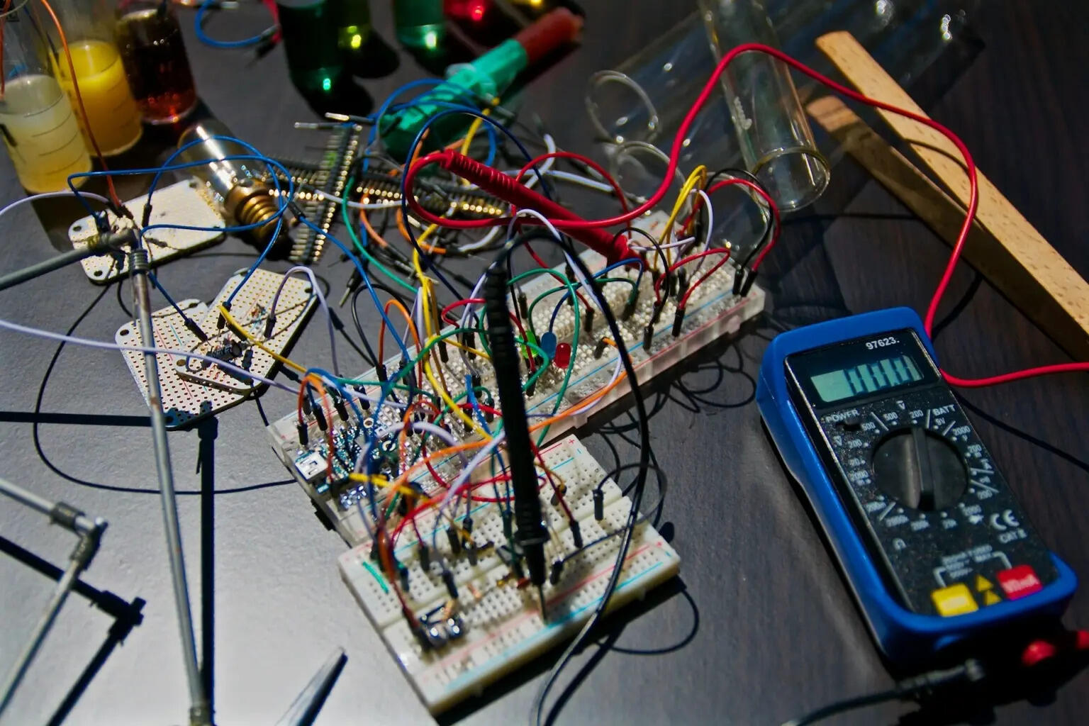 Elektroingeniør tester elektroniske komponenter med måleinstrumenter