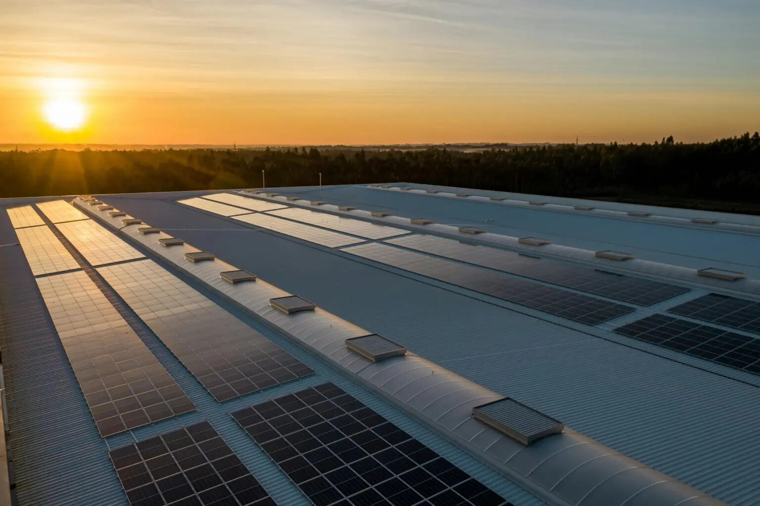 Elektroingeniør arbeider med solenergi og elektrisk kraftproduksjon
