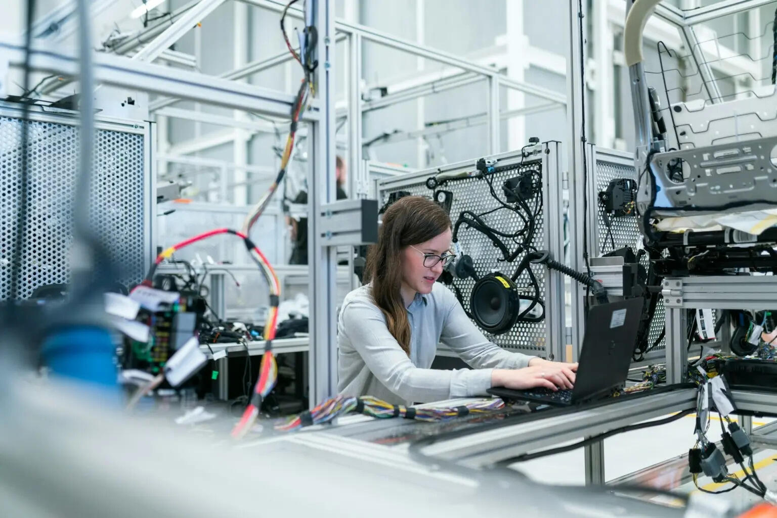 Elektroingeniør tester elektronisk utstyr i et produksjonsmiljø