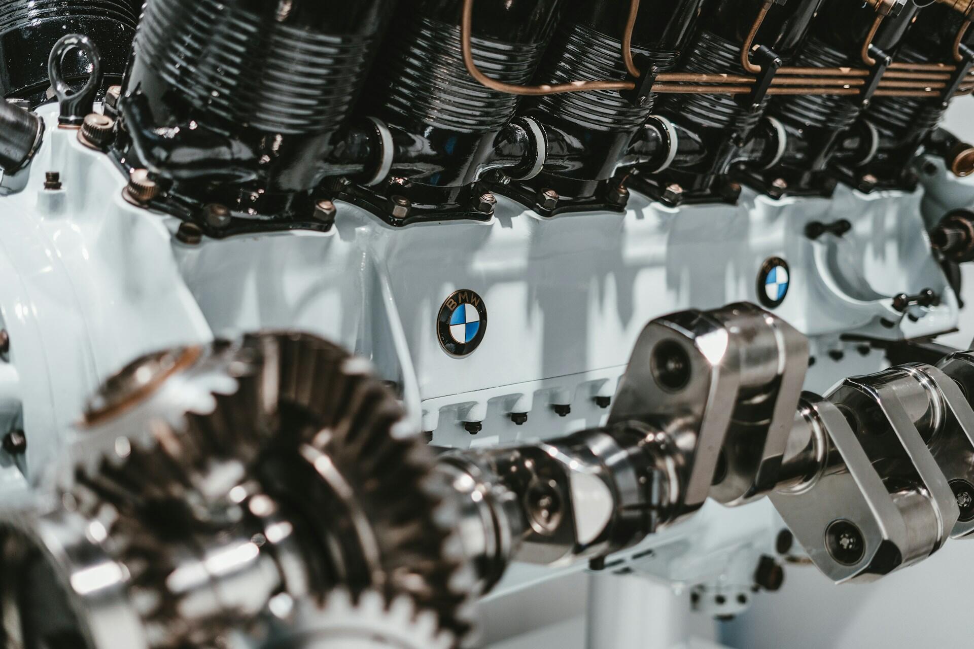 BMW-motor med synlige mekaniske komponenter som eksempel på praktiske ingeniørfag.
