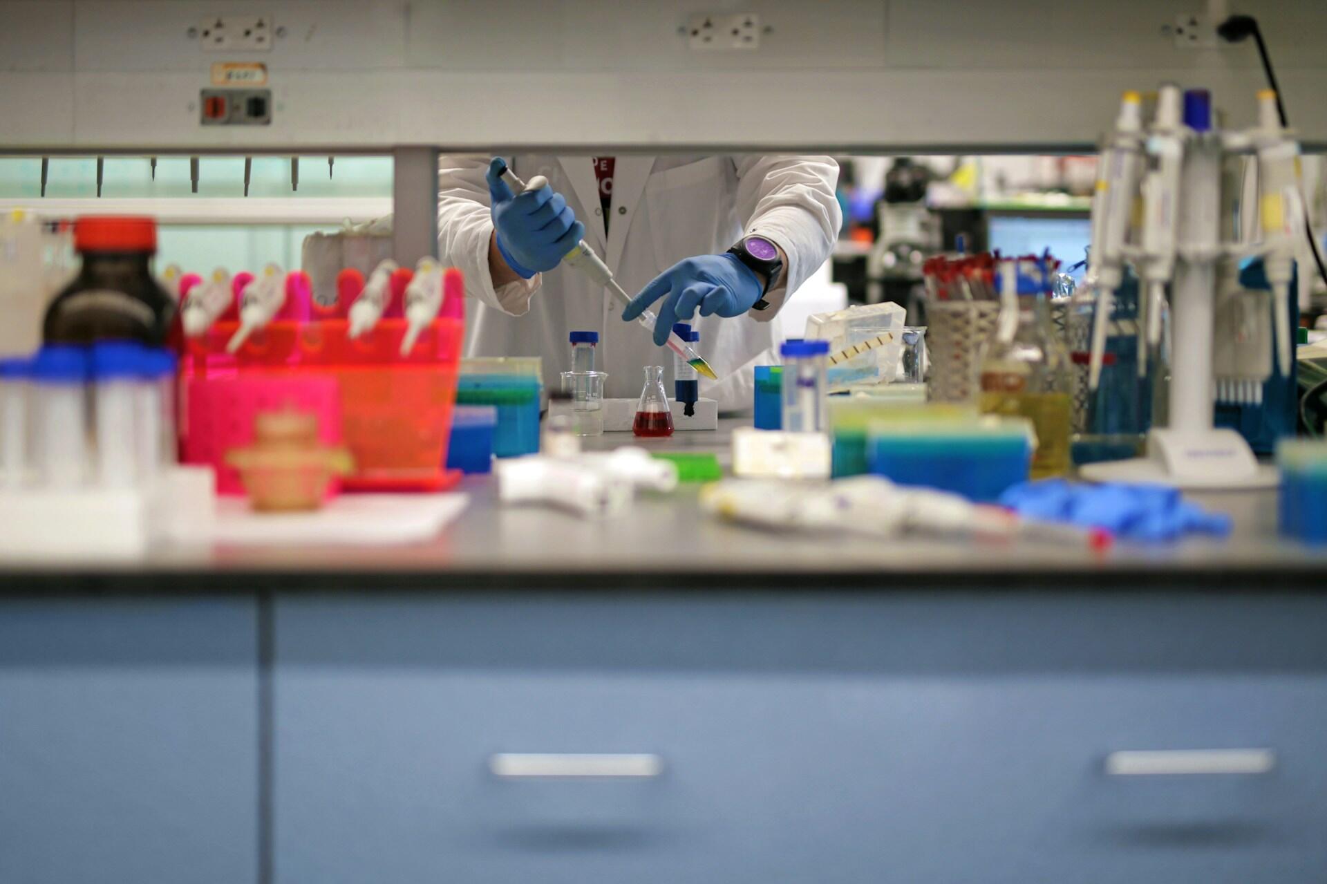 Kjemiker bruker pipette under arbeid med organisk kjemi i et moderne laboratorium.