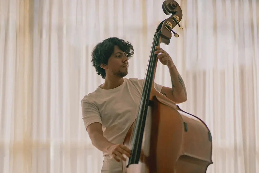 Kontrabassist spiller stående på en stor kontrabass